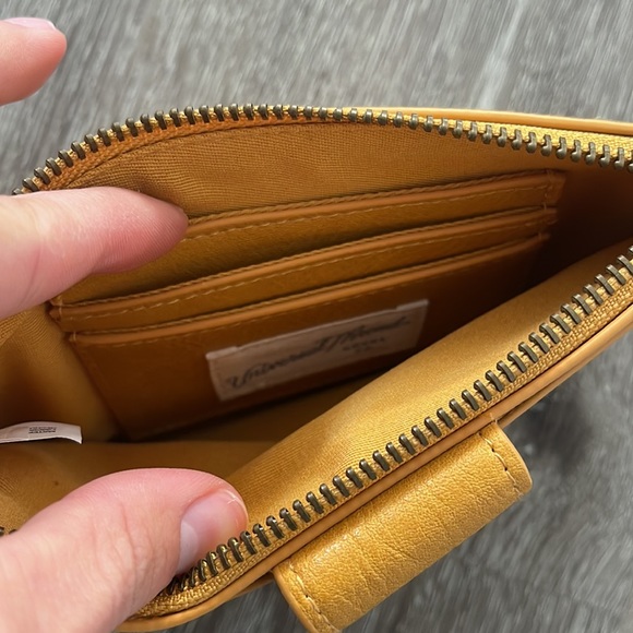 NWOT Universal Threads Clutch/Wallet - Picture 2 of 2